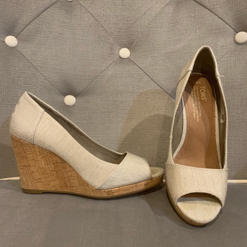 Tom’s ivory wedges size 6.5W